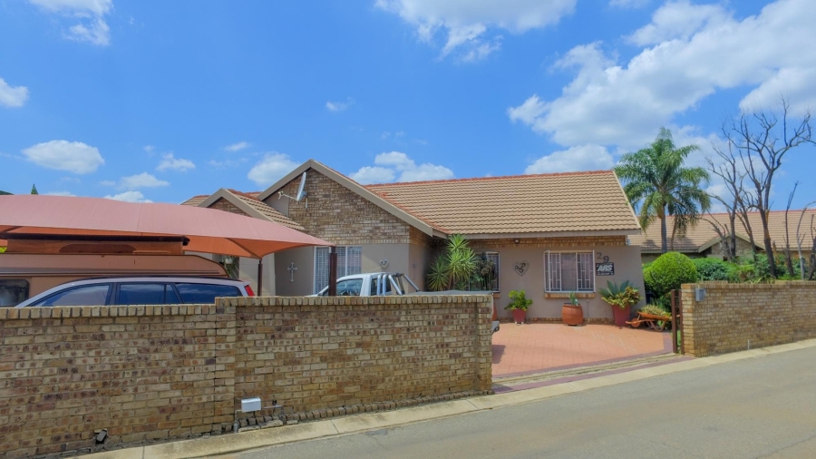 4 Bedroom Property for Sale in Waterval East North West